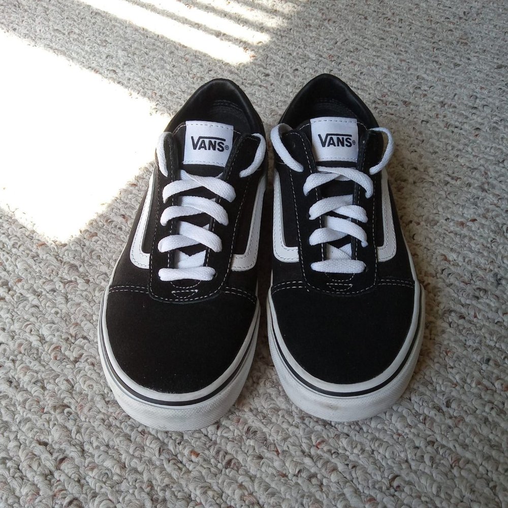 Black vans youth size 4